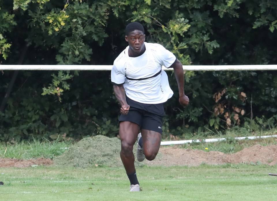 拉爵亲自干预阻止曼联新帝星离队！曝其加练欲争夺主力，增强肌肉